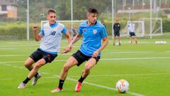 Petxarroman pelea un bal&oacute;n con Nico Serrano este domingo en Lezama.