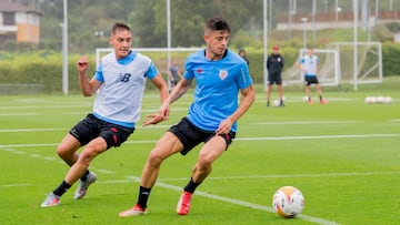 Petxarroman pelea un bal&oacute;n con Nico Serrano este domingo en Lezama.