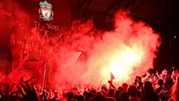 La afici車n del Liverpool se echa a la calle para celebrar la Premier