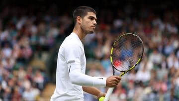 LONDON, ENGLAND - JULY 01: Carlos Alcaraz of Spain reacts during their Men's Singles Third Round match against Oscar Otte of Germany on day five of The Championships Wimbledon 2022 at All England Lawn Tennis and Croquet Club on July 01, 2022 in London, England. (Photo by Ryan Pierse/Getty Images)