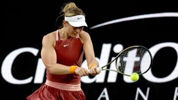 CHARLESTON, SOUTH CAROLINA - APRIL 06: Paula Badosa of Spain returns a shot to Anna Bondar of Hungary during the Credit One Charleston Open at Credit One Stadium on April 06, 2022 in Charleston, South Carolina.   Matthew Stockman/Getty Images/AFP
 == FOR NEWSPAPERS, INTERNET, TELCOS &amp; TELEVISION USE ONLY ==