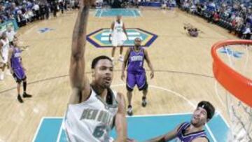 <b>DE VUELTA. </b>Tyson Chandler, pívot de los Hornets, vuela sobre Brad Miller en el partido que enfrentó a su equipo con los Sacramento Kings en el New Orleans Arena.