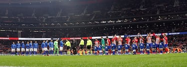 Formación de los equipos del Getafe y Atlético de Madrid en el centro del campo del Cívitas Metropolitano.