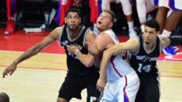 Tim Duncan y Danny Green defiende a Blake Griffin.