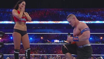 John Cena propone matrimonio a Nikki Bella tras la disputa del combate mixto de ambos en el Wrestlemania 33.