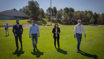 Ramon Terrassa, a la derecha, junta a políticos de la Generalitat.