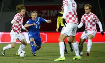 Partido de ida Islandia-Croacia. Modric y Sigthorsson.