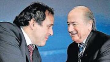 <b>AMIGOS. </b>Platini, a la izquierda, estrecha la mano de su amigo Blatter, presidente de la FIFA.
