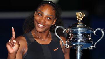 Serena Williams posa con el trofeo Daphne Akhurst tras ganar a su hermana Venus en la final del Open de Australia.