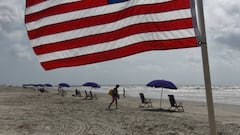 People walk along the beach after the coronavirus disease (COVID-19) restrictions were lifted at the beginning of May, at the start of the Memorial Day weekend in Galveston, Texas, U.S. May 22, 2020. REUTERS/Callaghan O&#039;Hare