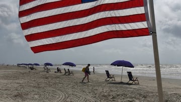 People walk along the beach after the coronavirus disease (COVID-19) restrictions were lifted at the beginning of May, at the start of the Memorial Day weekend in Galveston, Texas, U.S. May 22, 2020. REUTERS/Callaghan O&#039;Hare