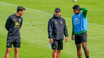 Jos¨¦ Alberto conversa con Jeremy ante la presencia del preparador f¨ªsico Dani Salvador.