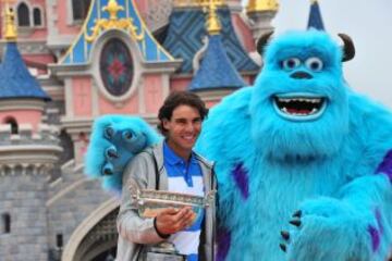 El tenista español Rafael Nadal, en las instalaciones de Eurodisney en París, donde hoy acudió para celebrar su octavo triunfo en el torneo de Roland Garrós tras derrotar ayer en la final a David Ferrer.