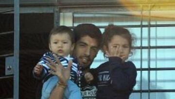 Luis Suárez salió al balcón de su casa a saludar a los aficionados presentes.