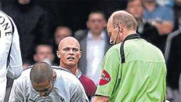 <b>DOLORIDO. </b>Mascherano se retuerce ante la presencia de Defoe y del árbitro, Steve Bennett, que vio la acción a dos metros.