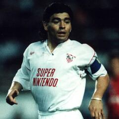Maradona marca de penalti en
su debut oficial con el Sevilla
(1992)