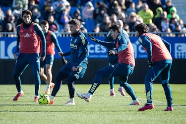 Raúl Guti da un pase durante el entrenamiento.