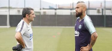 La alegre bienvenida de Messi y el plantel de Barcelona a Vidal