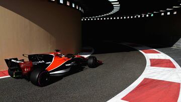 ABU DHABI, UNITED ARAB EMIRATES - NOVEMBER 24: Fernando Alonso of Spain driving the (14) McLaren Honda Formula 1 Team McLaren MCL32 on track during practice for the Abu Dhabi Formula One Grand Prix at Yas Marina Circuit on November 24, 2017 in Abu Dhabi, United Arab Emirates.  (Photo by Mark Thompson/Getty Images)