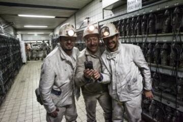 AS compartió una jornada de trabajo a 1200 metros de profundidad con los mineros de Bottrop.
José Luis Guerrero, redactor de Diario AS y el fotógrafo Javier Gandul.