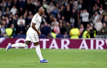 El Bernabéu arropa a Vinicius