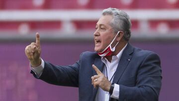 Dos jugadas se revisaron en el VAR. De la primera se quejó el técnico del Mazatlán FC, Juan Francisco Palencia, por el penal que le marcaron a su equipo y la expulsión de Mario Osuna.