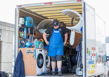 Os mostramos uno de los camiones de apoyo a los equipos en La Vuelta, en este caso el del noruego Team Coop - Hitec Products, donde se observa el servicio de lavandería, almacenamiento de material para la bici e incluso las camillas para los tratamientos de fisioterapia. 