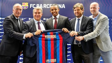El FC Barcelona, uno de los grandes animadores del mercado, sigue peleando para inscribir a sus fichajes.
