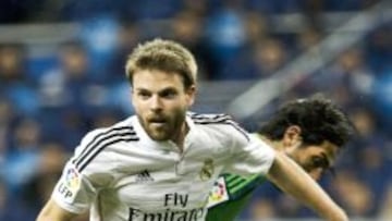 Asier Illarramendi controla el bal&oacute;n durante el partido frente al Celta.