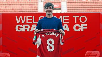 28-08 Presentacion de los nuevos jugadores del Granada CF, Arnaiz, Pascual y Alemañ en el Estadio Nuevo los Carmenes. En la imagen Pedro Alemañ
