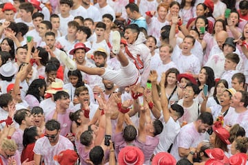 Los San Fermines vuelven tras dos años de parón debido a la pandemia. El exjugador de fútbol Juan Carlos Unzué prenderá la mecha del cohete inaugural. “Bienvenidos a las fiestas más grandes del mundo" ha sido el mensaje de la ciudad.