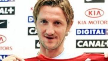 <b>ENTUSIASMADO.</b> El delantero murciano posa feliz con la camiseta de su nuevo equipo.