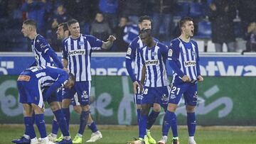 Los jugadores del Alav&eacute;s celebran uno de los goles contra el Girona.