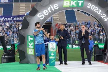 El exfutbolista del Arsenal se suma a otras leyendas como Cesc Fábregas en 2022 como compañero de la selección italiana. Tras 21 años de ausencia de la Serie A, la temporada 2024-2025 volvió al máximo nivel tras su ascenso directo con 21 victorias.