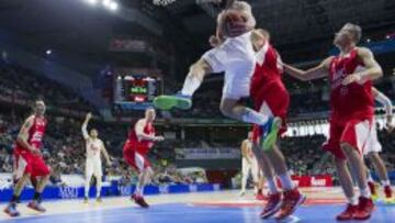 Llull, con el balón bajo el aro del Manresa.