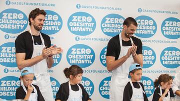 Los hermanos Gasol, en un acto de su fundación.