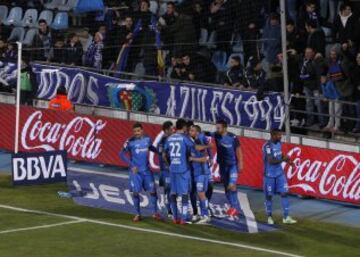 2-0. Álvaro Vázquez celebró el segundo gol con sus compañeros.