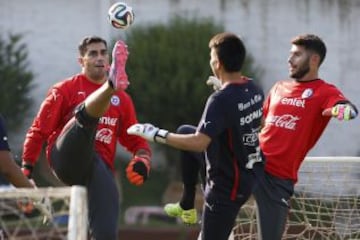 Johnny Herrera y Paulo Garcés entrenan el miércoles en Juan Pinto Durán.