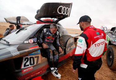 Carlos Sainz, momentos después de que la carrera se suspendiera debido a las fuertes lluvias durante la etapa 3