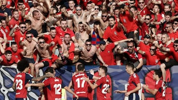 PAMPLONA, 04/06/2023.- El delantero croata de Osasuna Ante Budimir (c) celebra su primer gol durante el último partido de Liga que Osasuna y Girona disputan este domingo en el estadio de El Sadar, en Pamplona. EFE/ Jesús Diges
