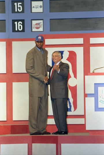 Tampoco los Clippers han sido demasiado afortunados, ni en la historia del draft ni en su trayectoria en general. Olowokandi se llev¨® el 1 en un draft en el que estaban Mike Bibby, Antawn Jamison, Vince Carter, Paul Pierce, Dirk Nowitzki, Rashard Lewis¡ Lleg¨® a la NBA en a?o de lockout tras pasar por Italia, no brill¨® en sus cinco a?os en LA (9,9 puntos y 8 rebotes) y viaj¨® despu¨¦s de Minnesota a Boston, su ¨²ltimo equipo (2006-07). Lesiones, inconsistencia, mala forma f¨ªsica¡ apenas fue un p¨ªvot intimidador que pon¨ªa kilos en la zona, algo muy distinto a lo que se esperaba cuando dominaba en su etapa universitaria.