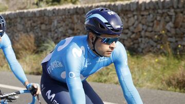 Mikel Landa, junto a compa&ntilde;eros del Movistar Team.