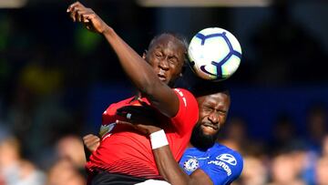 Soccer Football - Premier League - Chelsea v Manchester United - Stamford Bridge, London, Britain - October 20, 2018   Manchester United&#039;s Romelu Lukaku in action with Chelsea&#039;s Antonio Rudiger     REUTERS/Dylan Martinez    EDITORIAL USE ONLY. N