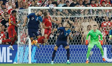 Dani Olmo pelea por un balón de cabeza.