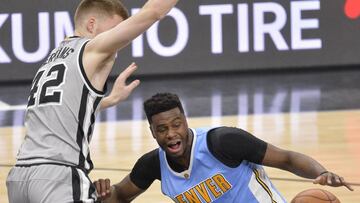 SAN09 - SAN ANTONIO (TX, EEUU), 04/02/2017. - Davis Betrans (i) de los Spurs disputa el balòn con Emmanuel Mudiay de Nuggets hoy, sábado 4 de febrero de 2017, durante su partido de la NBA en San Antonio (EE.UU.). EFE/WILLIAM J. ABATE