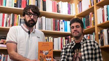 Quique Peinado e Ignacio Pato posan para AS con el libro ¡®Grada Popular¡¯.
