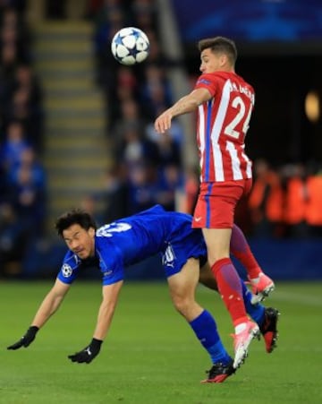 Shinji Okazaki ante Giménez.