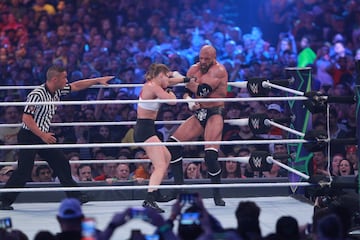 Ronda Rousey, que competía junto a Kurt Angle, se midió a Triple H y Stephanie McMahon en una lucha por parejas.