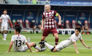 El autor del gol que dio la Copa del Mundo a España sigue en activo a sus 37 años. Juega en el Vissel Kobe de la primera división japonesa al que llegó en 2018 tras dar por cerrada, con 34 años, su etapa en el Barcelona. Con su adiós al club azulgrana, el de Fuentealbilla también dejó la selección tras el Mundial de Rusia 2018.