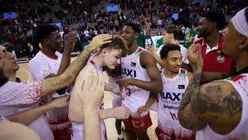 Los jugadores del Baxi Manresa felicitan a Steinbergs.